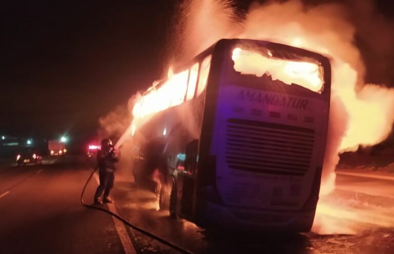Ônibus que transportava 32 passageiros pega fogo na rodovia PR-323