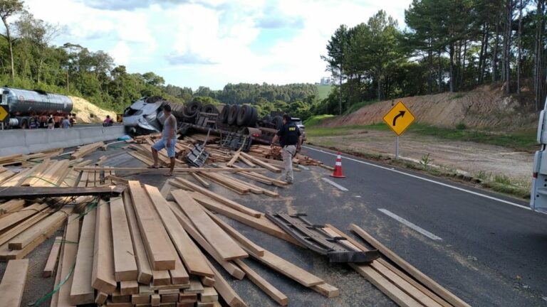 Caminhoneiro perde o controle de veículo, tomba na BR-376 e pai morre em acidente