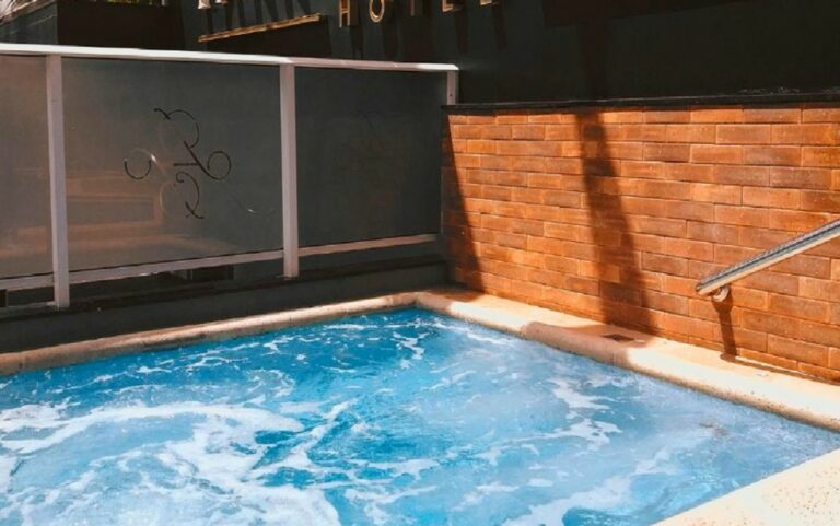 Menino de 8 anos se afoga após ter braço sugado em piscina de hotel