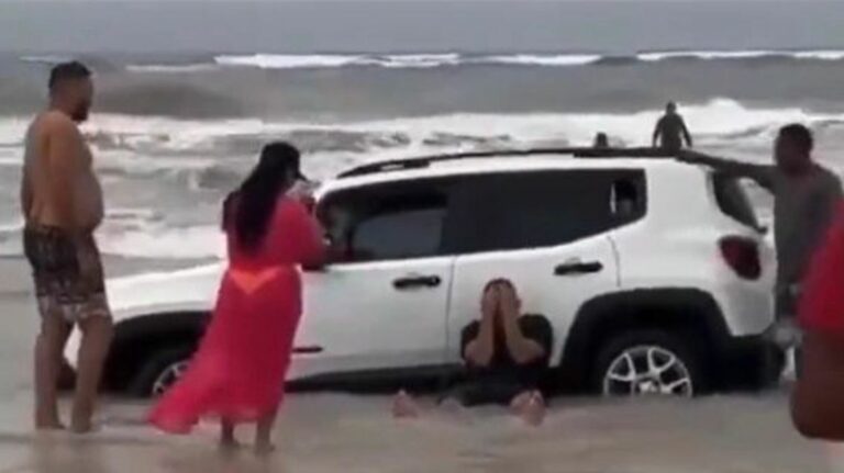 Vídeo: homem pega carro emprestado, atola veículo na beira do mar e chora