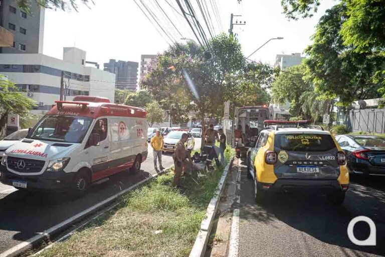 Mãe e filha ficam feridas após colisão na avenida Flórida, centro de Umuarama