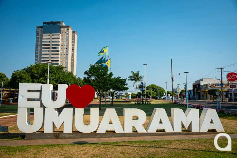 Prefeitura realiza limpeza em letreiro “Eu amo Umuarama” após amanhecer riscado