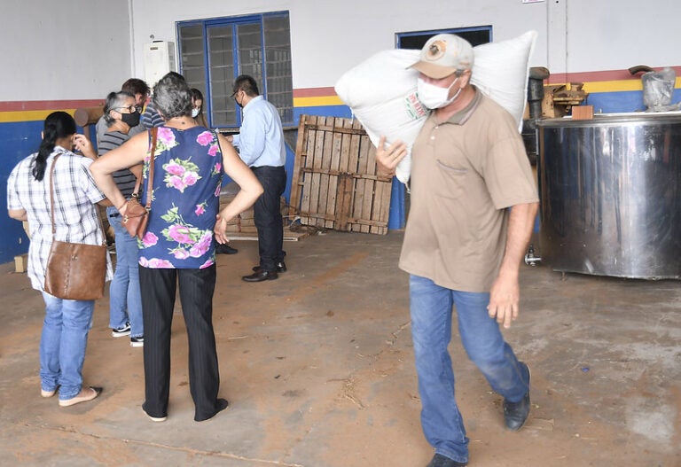 Feirantes de Umuarama recebem doação de adubo e calcário feita pela prefeitura