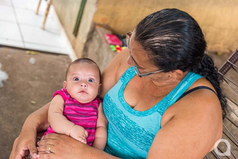 Tia com bebê que ficou preso na enxurrada faz relato emocionante