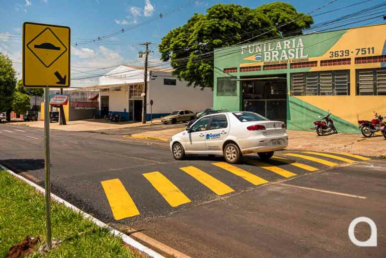 Após acidente fatal, Prefeitura instala quebra-molas em avenida movimentada