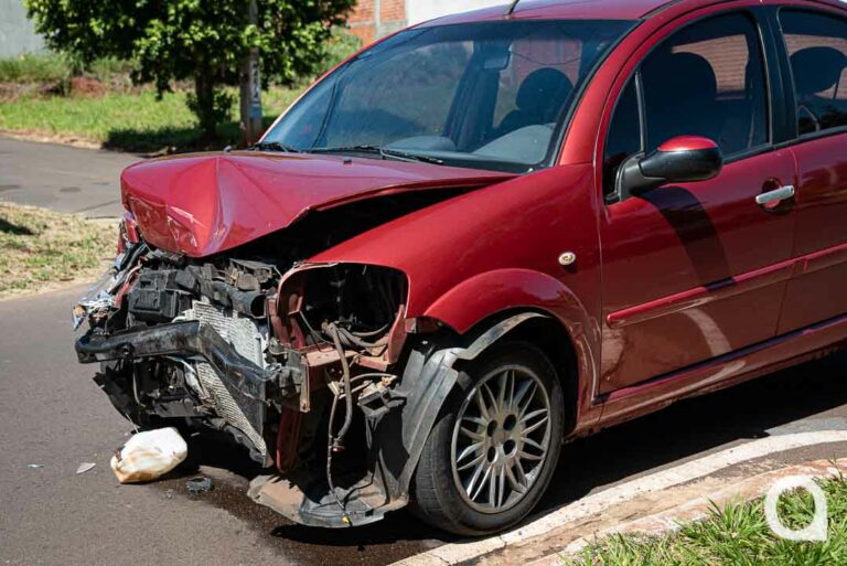 Forte colisão entre carros é registrada na avenida Castelo Branco, em Umuarama