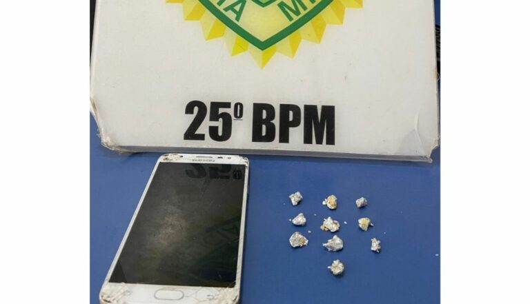 Jovem coloca 10 pedras de crack na boca para tentar dar perdido na polícia