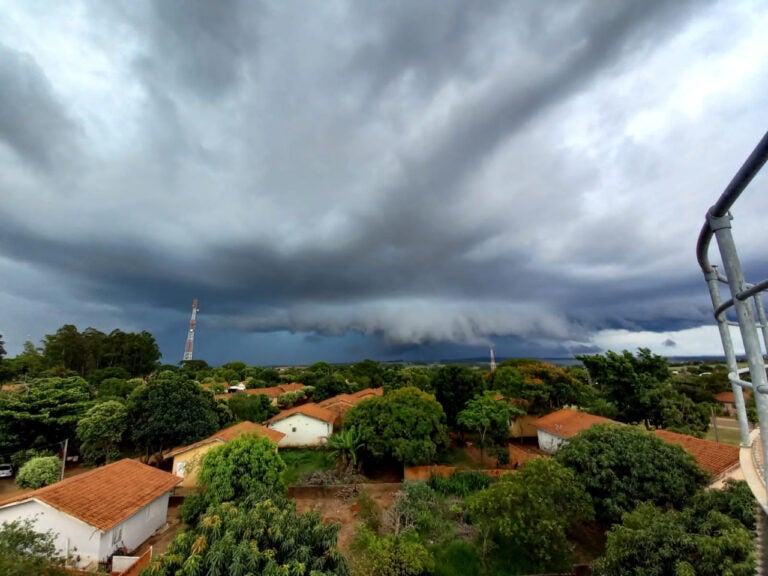 Frente fria atravessa Paraná e aumenta o risco de temporais pelo Estado