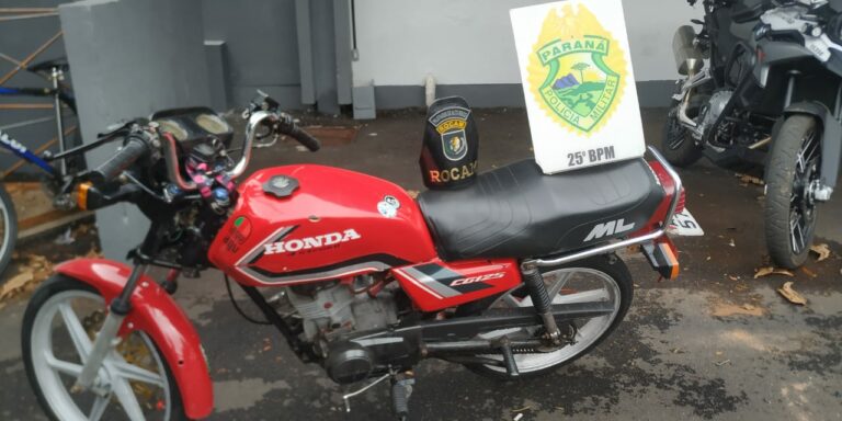 Motoqueiro com placa levantada se dá mal ao não obedecer ordem policial