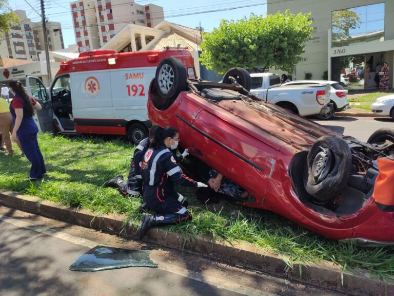 Capotamento é registrado na avenida Ângelo Moreira da Fonseca, em Umuarama