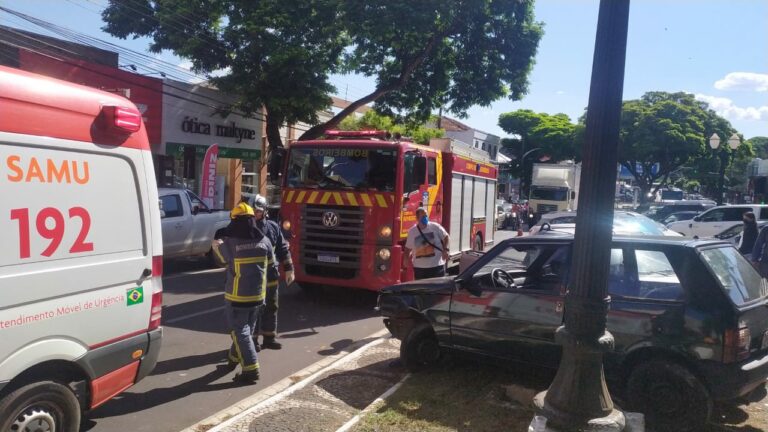Idoso passa mal ao volante e colide contra vários veículos na avenida Paraná