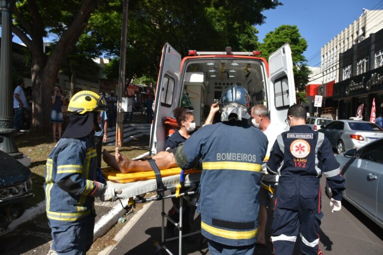 Condutor fica ferido após acidente com 4 veículos com centro de Umuarama
