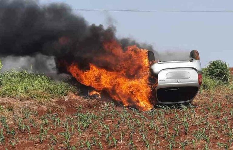 Veículo com placa de Mariluz capota e pega fogo na rodovia PR-495