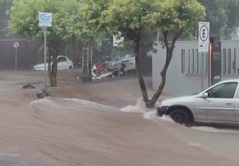 Temporal atinge Umuarama, forma enxurradas, arrasta veículos e invade comércios