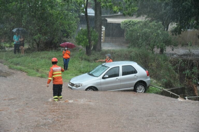 Carro é arrastado pela enxurrada em Umuarama e quase cai da ponte do Panorama