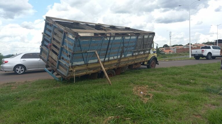 Umuarama: Rodado de caminhão cai em buraco na margem PR-489 e veículo quase tomba