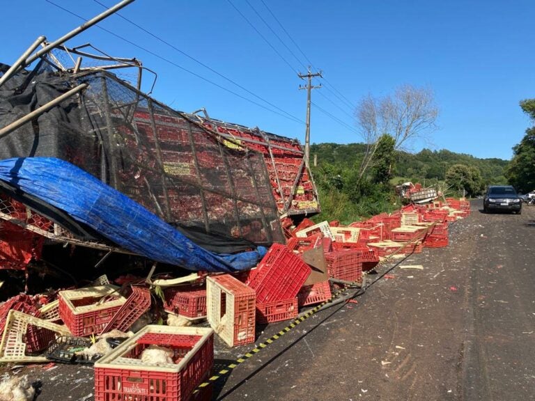 Duas pessoas sofrem ferimentos graves após colisão entre caminhões na PR-484