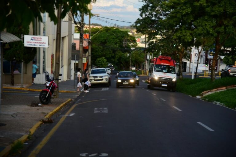 Idosa sofre ferimento na cabeça após ser atropelada por motocicleta em Umuarama