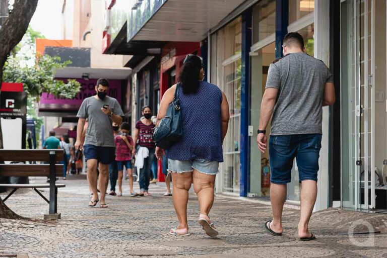 Comércio de Umuarama terá expediente normal no carnaval, diz Sindilojistas