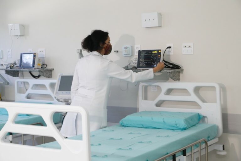 Pacientes sem esquema vacinal completo são maioria nos leitos de UTI no hospital da UEL