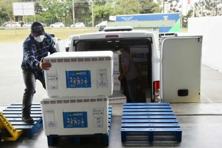 Paraná irá receber mais 805 mil vacinas contra a covid-19 nesta segunda