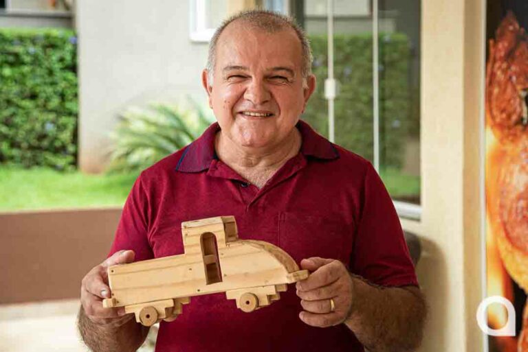 Morador de Umuarama expõe brinquedos antigos para crianças em condomínio
