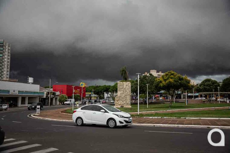 Defesa Civil emite alerta de chuva intensa, com raios e vendaval em Umuarama