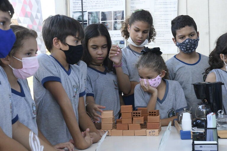Alunos de escolas em tempo integral visitam a Expo Umuarama 2022
