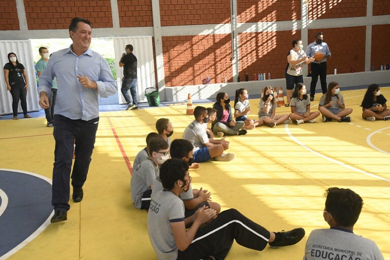 Após revitalização completa, prefeito entrega quadra da Escola Rui Barbosa