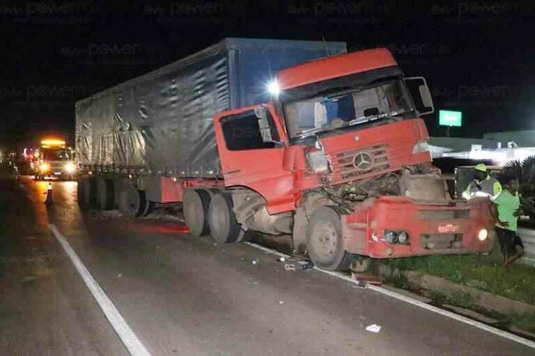 Carreta com placas de Umuarama se envolve em acidente na BR-163