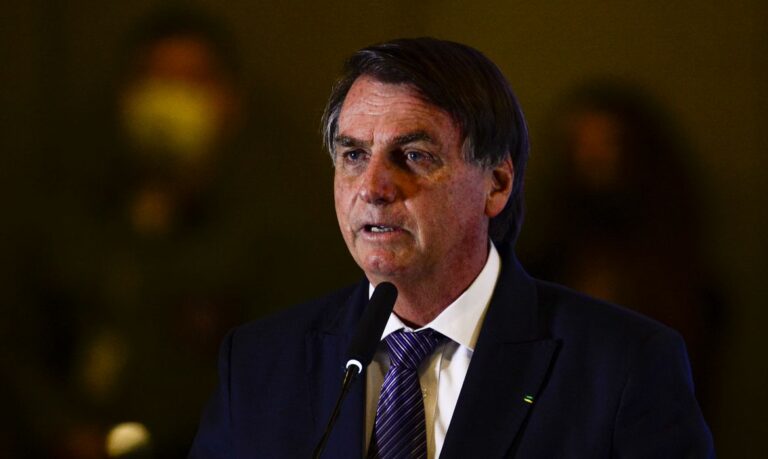 Bolsonaro critica Petrobras e diz que preço do combustível deve reduzir