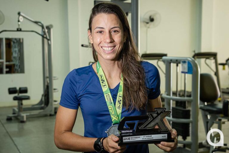 O orgulho de Umuarama: Atleta Lismara Ambrósio acumula 44 troféus na natação e Triathlon