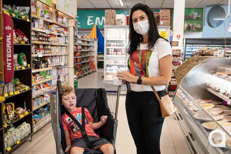 Supermercados Planalto agora tem opção de carrinhos exclusivos para pessoas com deficiência