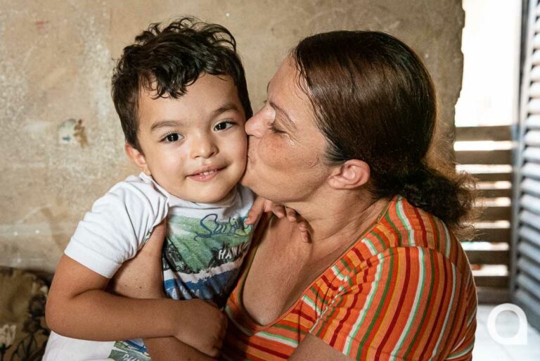 Mãe retrata experiência em criar o filho autista: “precisamos ser a Mulher Maravilha e encarar a vida”