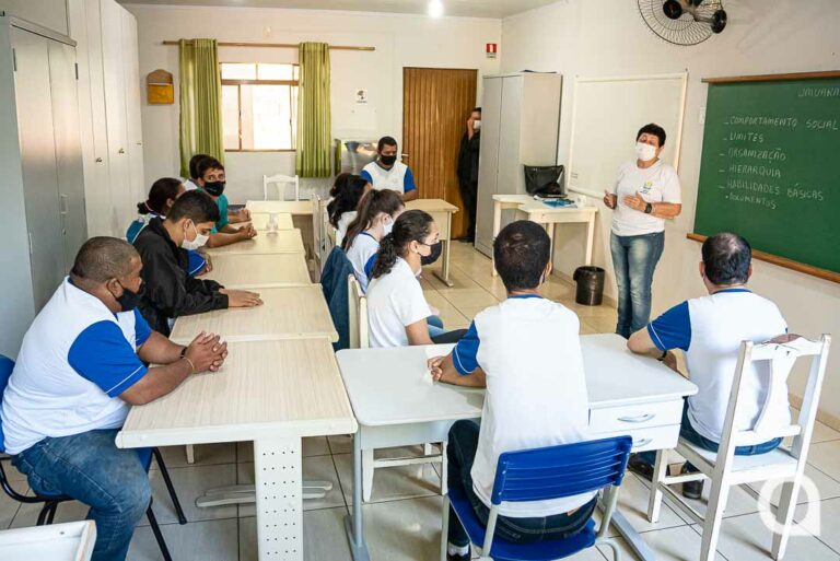 Apae insere alunos no mundo de trabalho através de programa de educação profissional