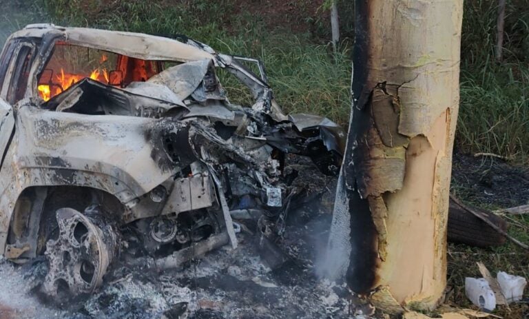Após acidente, veículo pega fogo na PR-486 e motorista fica em estado grave