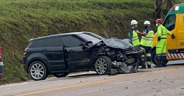 Três pessoas morrem em acidente entre Pálio e Land Rover na BR-116
