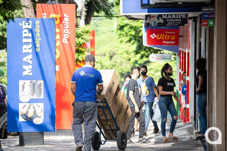 Comércio de rua de Umuarama atenderá das 9h às 17h neste sábado