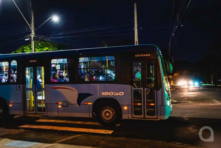 Funcionária do shopping reclama da falta de transporte na volta para casa