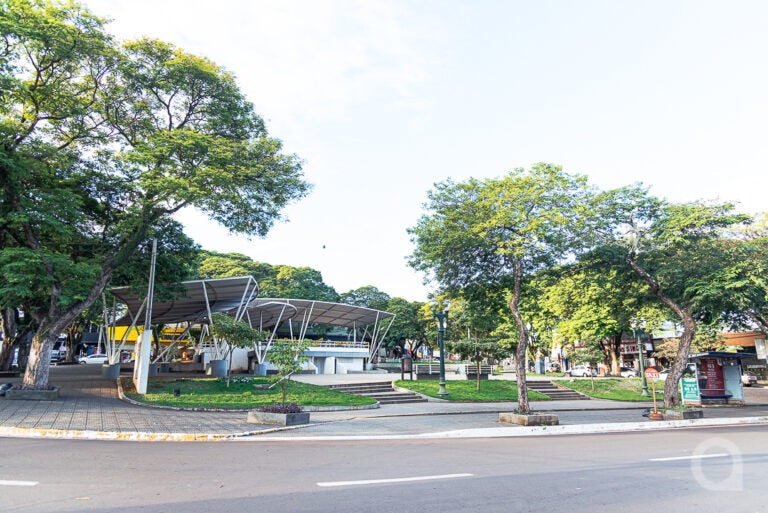 Motorista bate contra quatro motos e deixa uma pessoa ferida na Praça Arthur Thomas