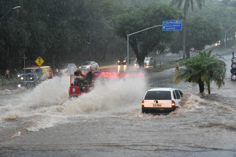 Defesa Civil alerta para risco de vendaval e queda de granizo em Umuarama
