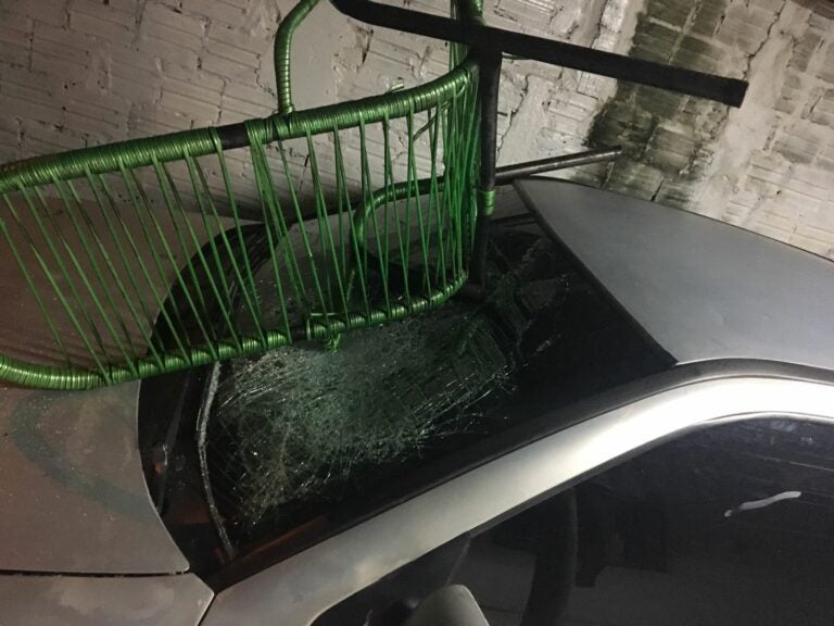 Homem ameaça mãe e padrasto com faca e danifica carro da família