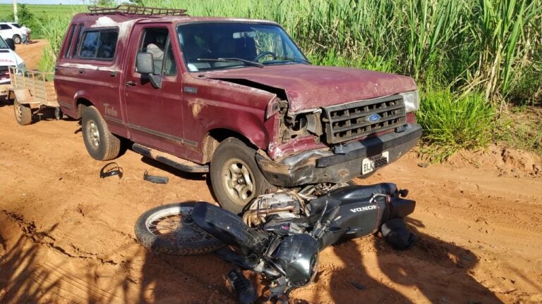 Morador de Umuarama morre em colisão frontal entre moto e caminhonete