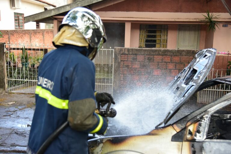 Umuarama: Câmera de residência flagra suspeito de incendiar Ford Fiesta