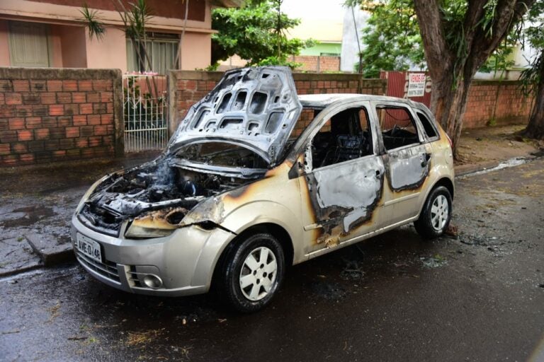 Suposta desavença por partilha de bens acaba motivando incêndio em veículo na Rua Goiás