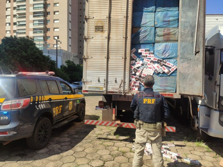 Condutor que diz ter pegado caminhão lotado de cigarros em Cruzeiro do Oeste é preso pela PRF
