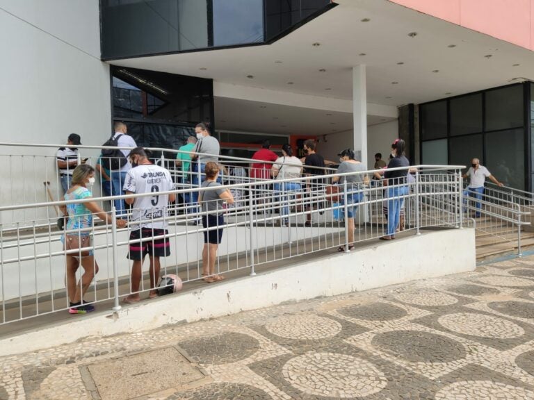 Neto de idosa reclama da demora na fila de atendimento de agência bancária em Umuarama