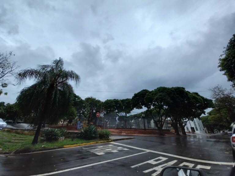 Defesa Civil alerta para possibilidade de chuva intensa e vendaval em Umuarama