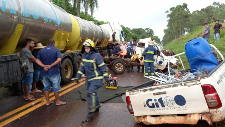 Duas pessoas ficam feridas em grave colisão entre carreta e caminhonete na PR-182