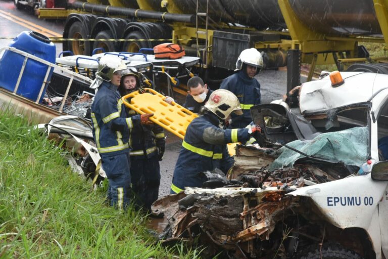 Vítimas de grave colisão em Serra dos Dourados são encaminhadas ao Hospital Cemil